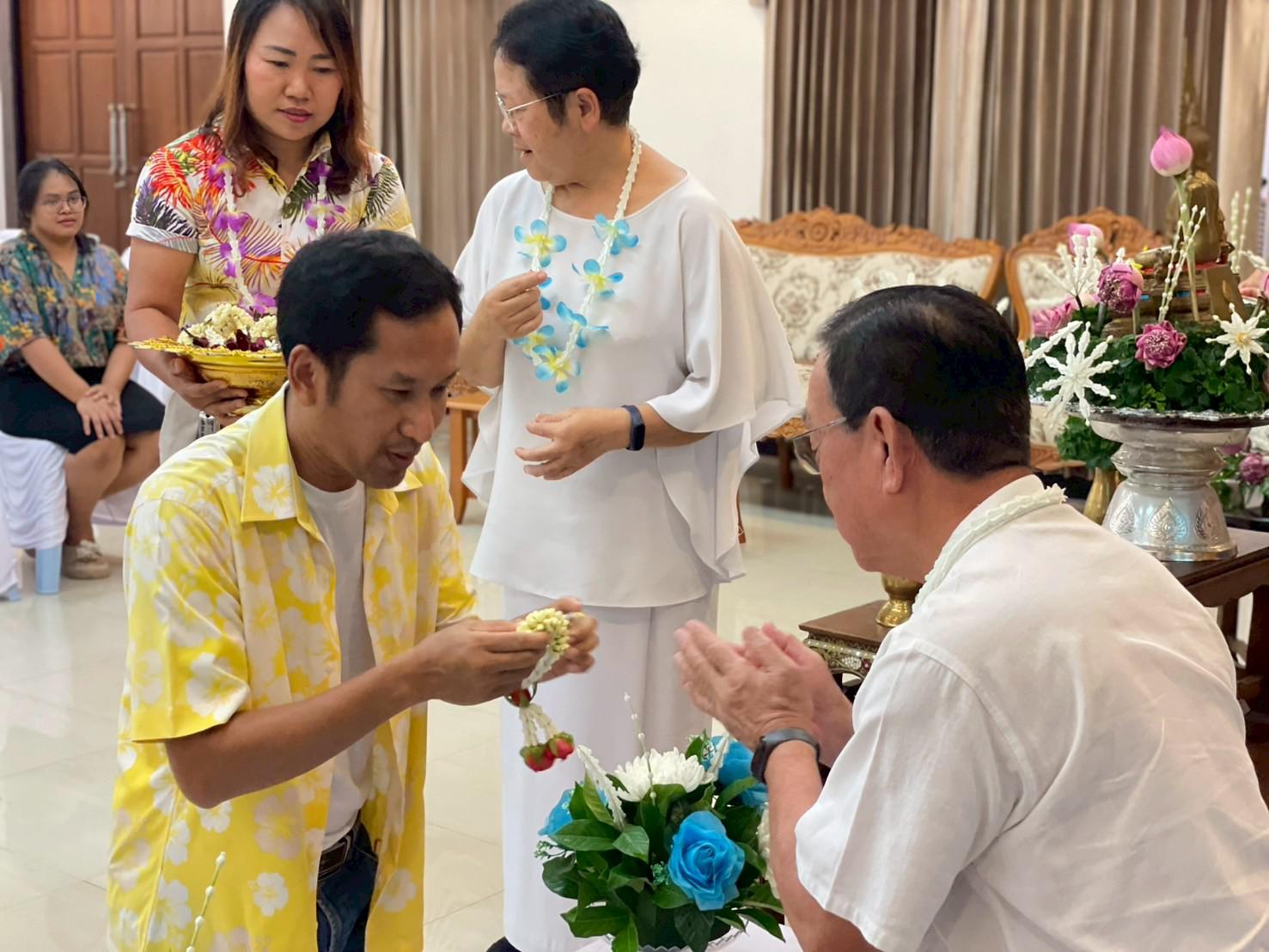 74. วันที่ 26 เมษายน 2568 สาขาการบริหารการศึกษา ได้จัดกิจกรรมรดน้ำดำหัวคณาจารย์ระดับบัณฑิตศึกษา ประจำสาขาการบริหารการศึกษา ณ ห้องประชุมครุร่มสัก 1 ชั้น 3 อาคารคณะครุศาสตร์